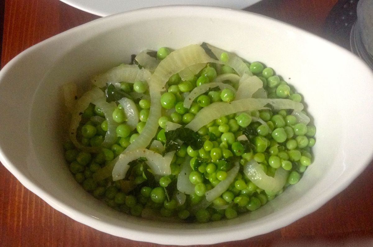 Hot buttered peas with onions and basil